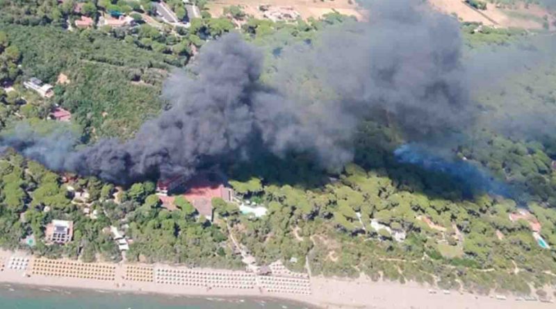 İtaliyada dənizkənarı kurort bölgədə yanğın olub, 600 nəfər təxliyə edilib