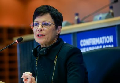 Aİ Komissarı: Gürcüstanın Avropa yoluna qayıtması hökumətin qərarından asılıdır