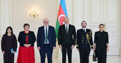 Prezident İlham Əliyev Böyük Britaniyanın Azərbaycanda yeni təyin olunmuş səfirinin etimadnaməsini qəbul edib Prezident İlham Əliyev Böyük Britaniyanın Azərbaycanda yeni təyin olunmuş səfirinin etimadnaməsini qəbul edib